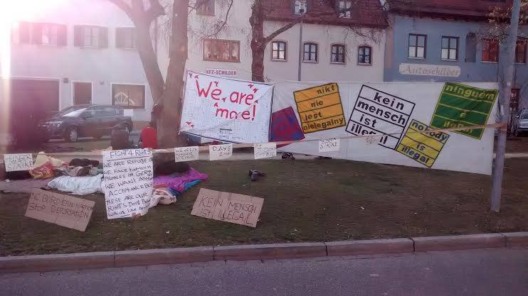 Non-Citizens im trockenen Hungerstreik vorm Dingolfinger Landratsamt